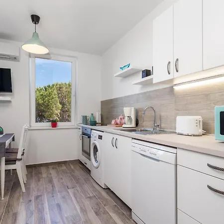 Stunning In With Kitchen * Lovran