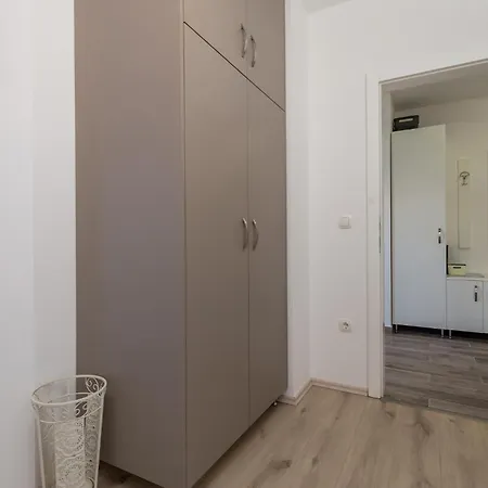 Stunning In With Kitchen Lovran