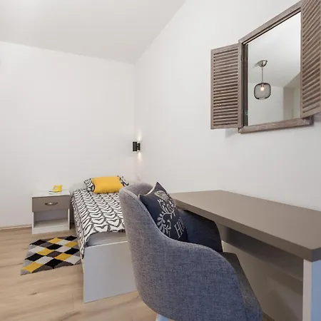 Stunning In With Kitchen דירה לובראן